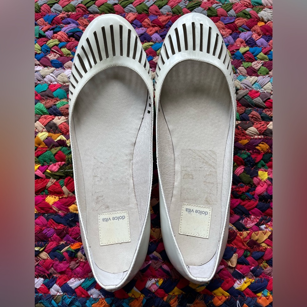 SIMPLE NEUTRAL DOLCE VITA WHITE BALLET FLATS